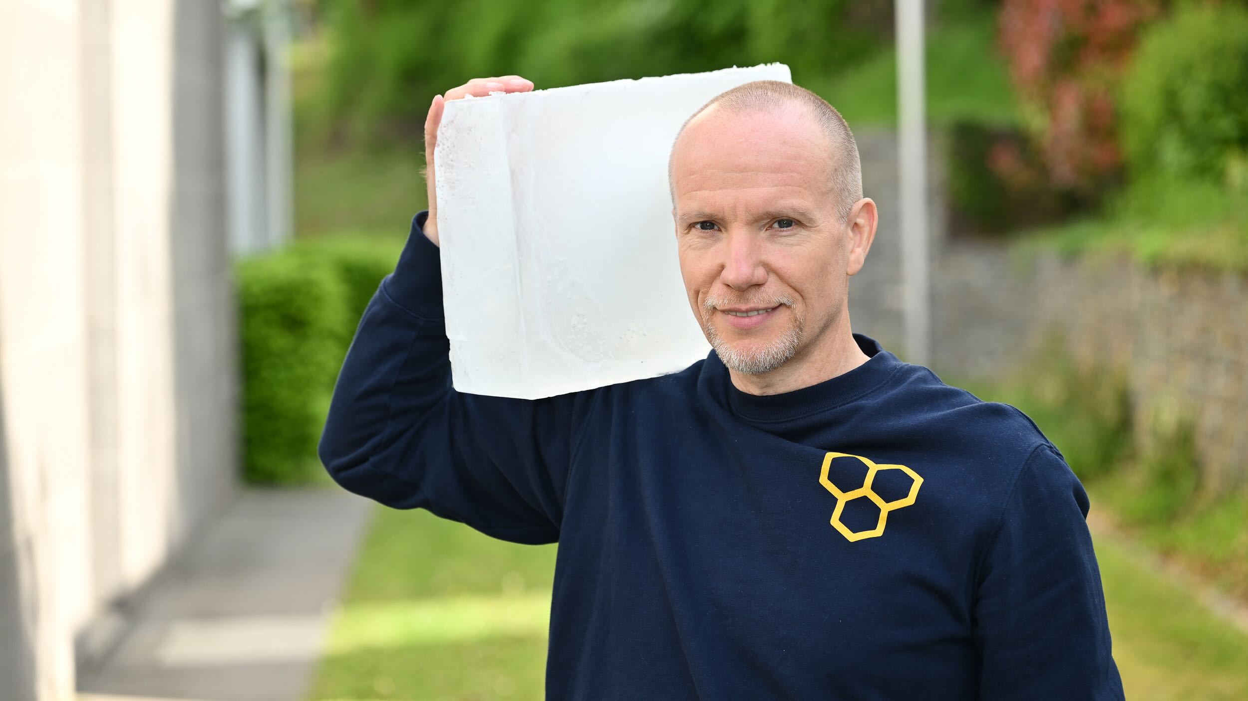 Martin Lippert trägt einen Eisblock für einen Wim Hof Kurs